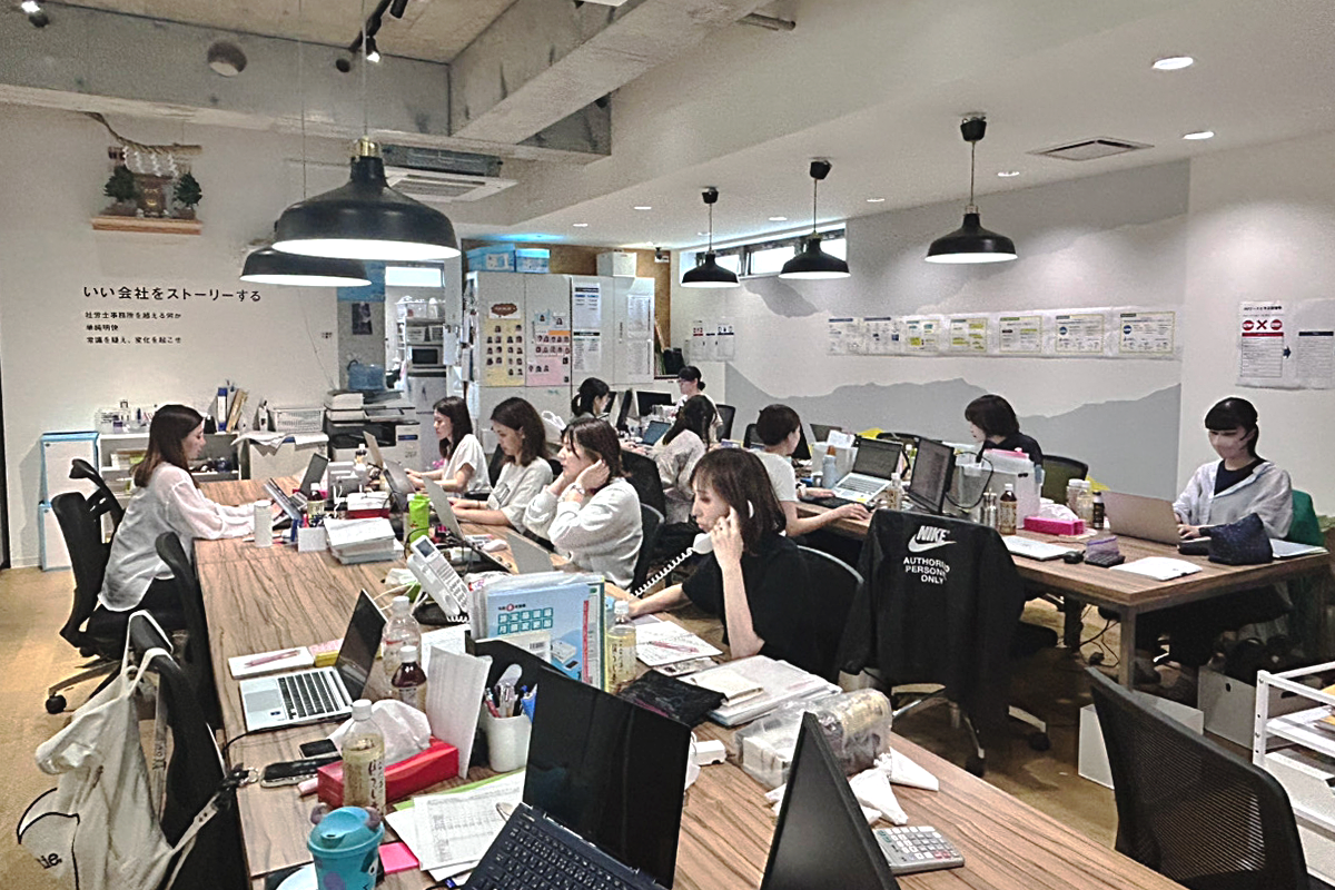 ＼マニュアルなし！ リーダーなし！／「スポット社労士くん」が実現させる”成果を出すチーム力”の正体